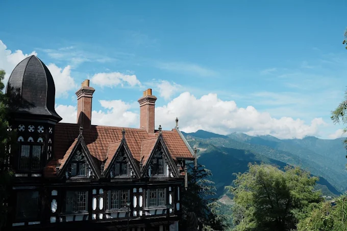 清境老英格蘭莊園屋頂特寫，搭配藍天白雲與壯麗山景