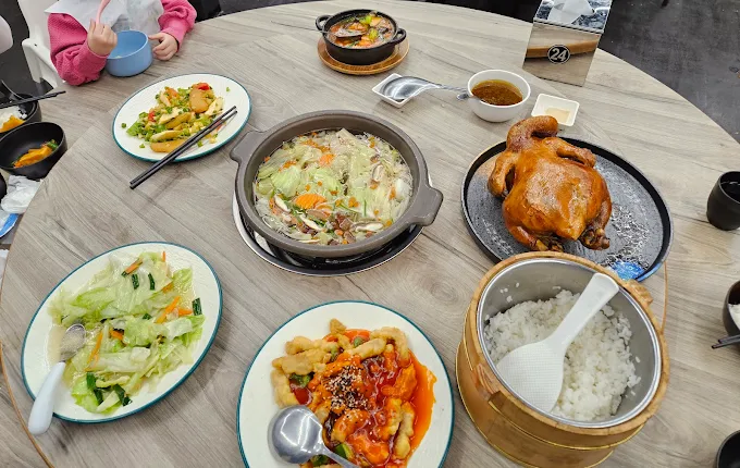 清境復古雞餐廳圓桌擺滿招牌烤雞、砂鍋湯與多道家常熱炒