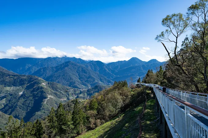 沿著台灣天空步道從桃園走到南投與阿里山，在瀑布轟鳴與雲海之間找到出發的理由