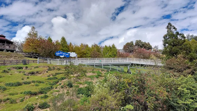 清境高空觀景步道，白色木棧道延伸於綠意山谷間
