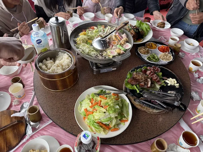 清境斯娜堡景觀餐廳圓桌合菜，包含火鍋、高山蔬菜與燒烤肉盤