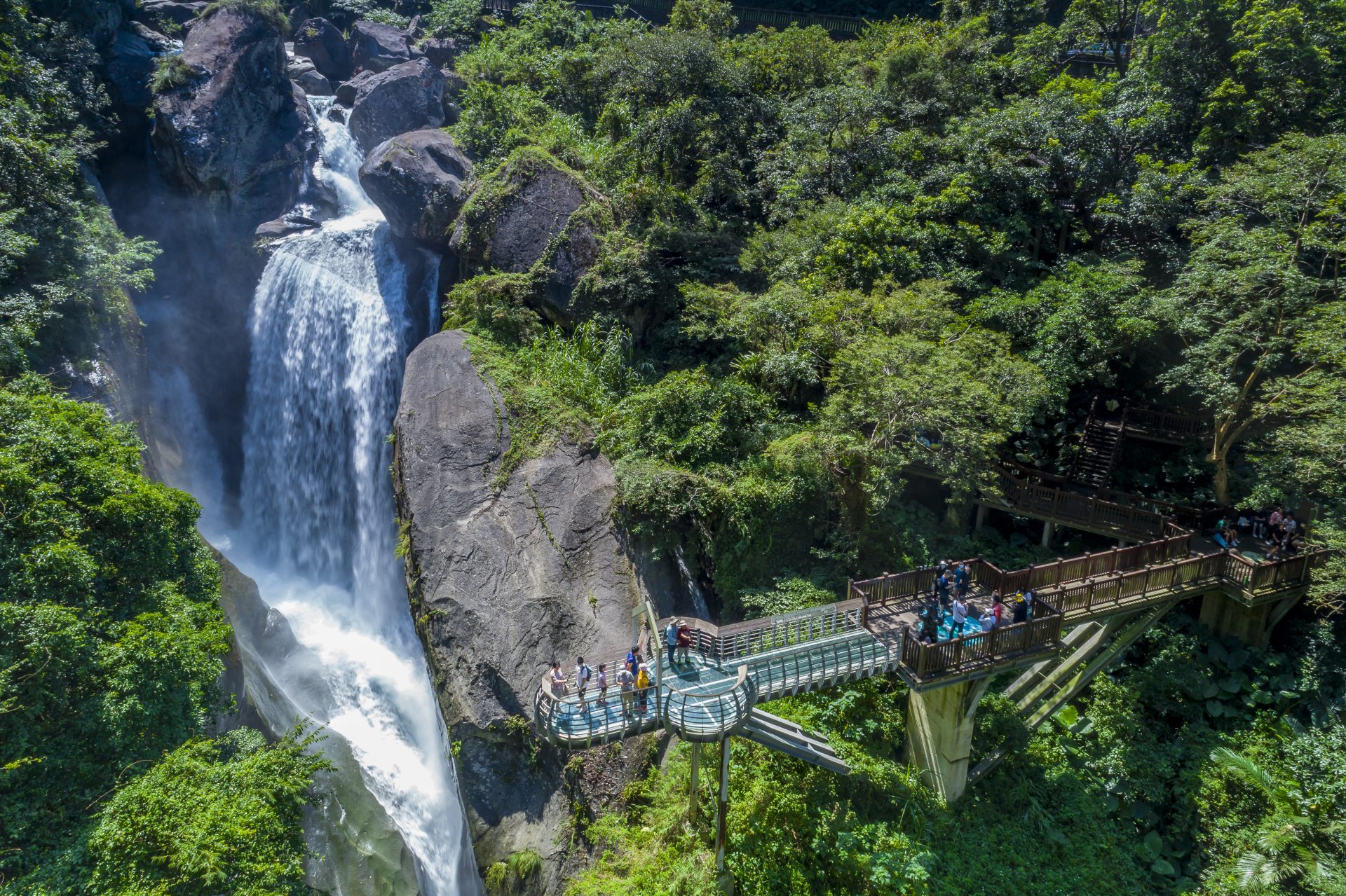 沿著台灣天空步道從桃園走到南投與阿里山，在瀑布轟鳴與雲海之間找到出發的理由