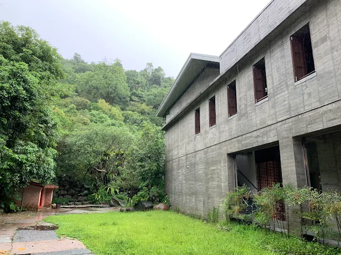 三富休閒農場紫森林清水模建築，背靠青翠山林，展現簡約與自然融合的設計風格