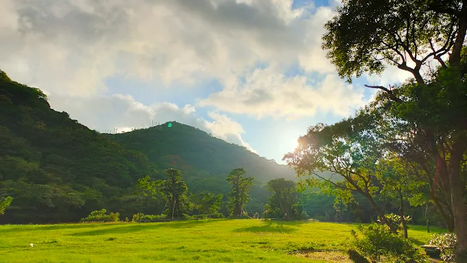 從入口走進屏東雙流國家森林遊樂區，循瀑布步道一路被水聲牽引走進森林最深處