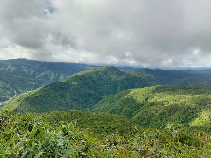 從入口走進屏東雙流國家森林遊樂區，循瀑布步道一路被水聲牽引走進森林最深處