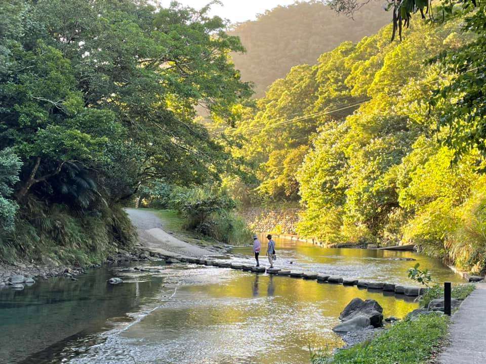 走一趟屏東雙流國家森林遊樂區的瀑布步道，在林間光影與水氣之中，感受一段剛剛好的慢旅