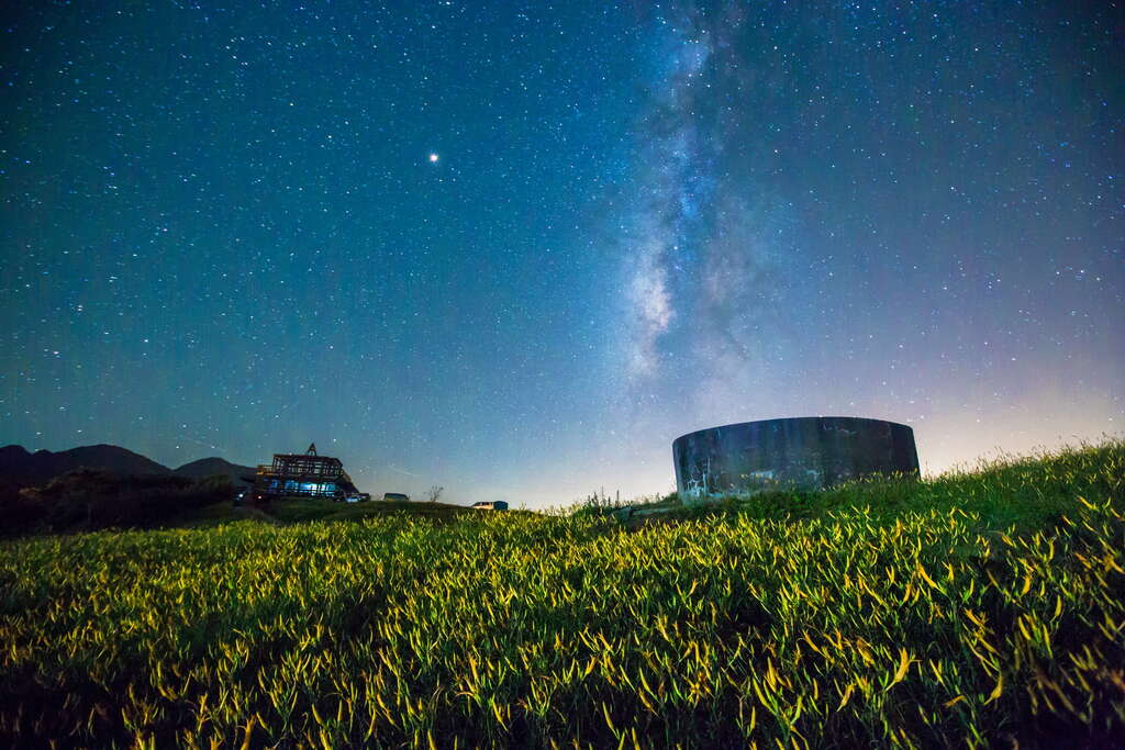 六十石山金針花海在夜色中閃耀，銀河高掛星空
