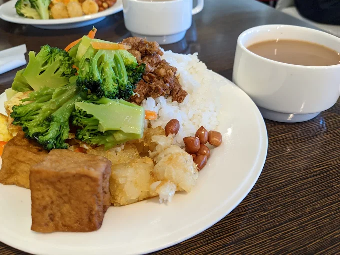 滑雪山莊供應的高山熱食餐點