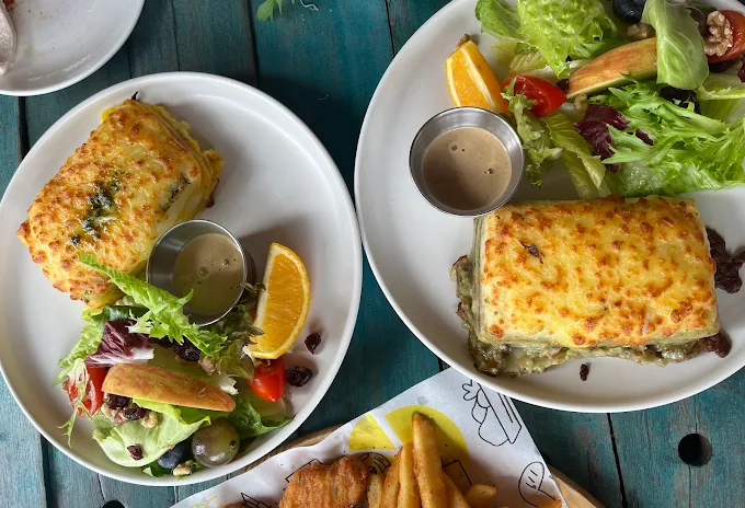 走進宜蘭南方澳漁港的午後時光,讓海味與夕陽一起落下