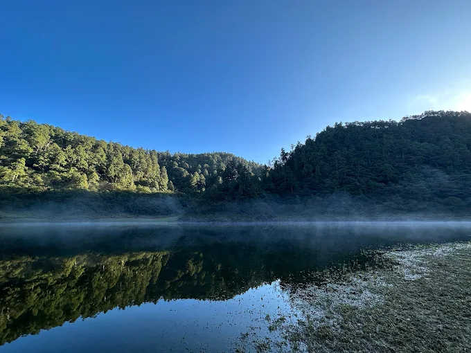 松蘿湖清晨湖面映照群山,伴隨薄霧,展現夢幻氛圍的高山湖泊