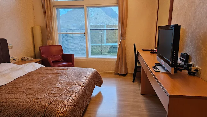 松雪樓雙人房內景與大面窗戶景觀