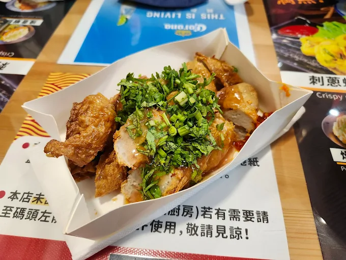 日月潭總統魚酥捲，酥炸外皮搭配特製醬料與香菜，呈現台式風味
