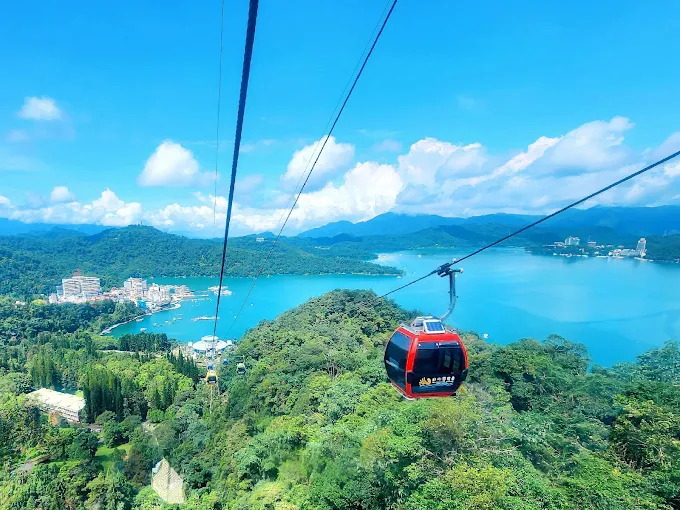 從日月潭纜車車廂向外望去，壯闊的湖景盡收眼底