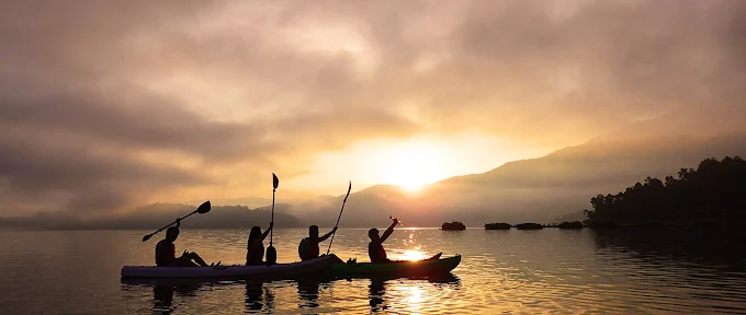在南投日月潭體驗SUP立槳，看山影落進湖心，享受清晨的靜謐時光