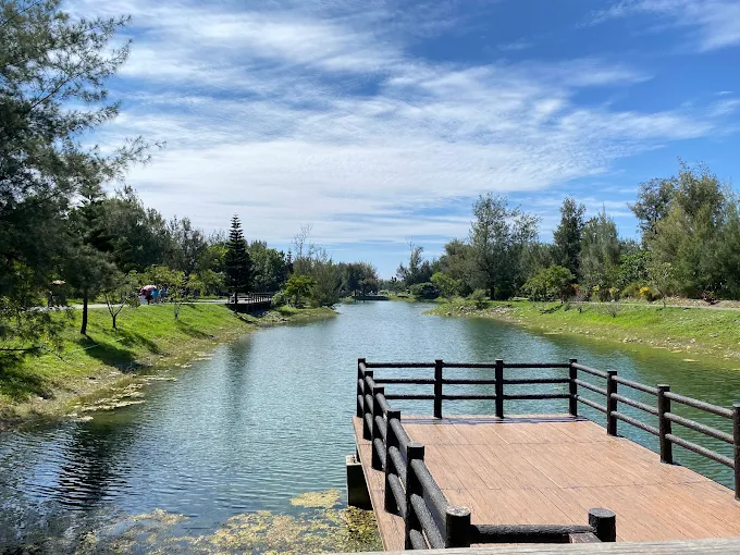 台東森林公園湖畔景觀，木棧平台延伸至水面

