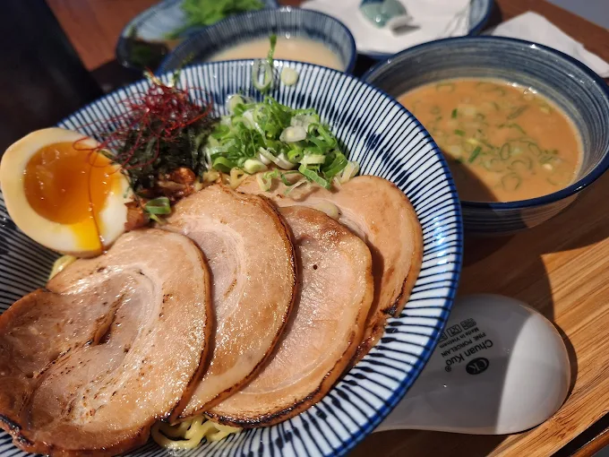 午後沿著正濱漁港慢慢散步，在基隆港灣看彩色街屋映著海水閃動