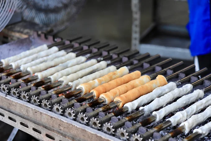 剛烤好的炭火吉古拉呈現微焦的金黃色,香氣四溢,是基隆正濱漁港最著名的在地小吃。