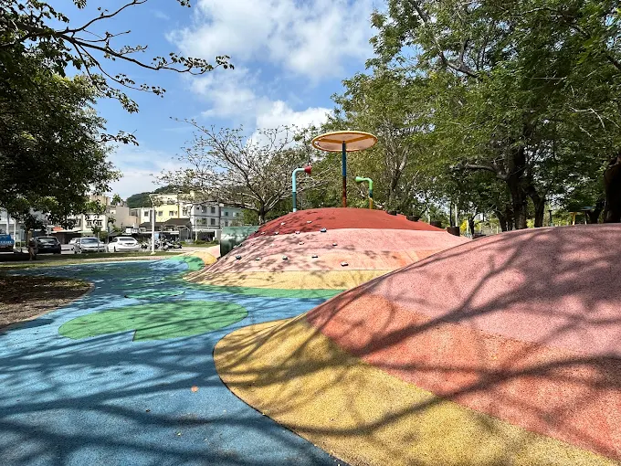 蓮池潭兒童公園提供豐富的戶外放電空間
