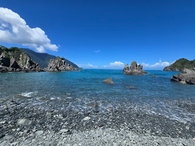 海面、礁岩與湧泉交錯，粉鳥林漁港適合慢慢走的一天