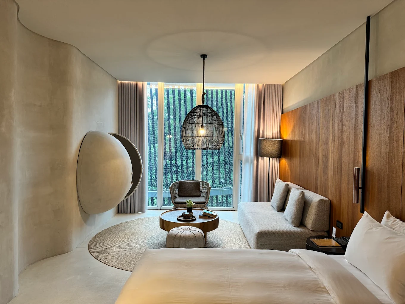 了了礁溪旅店內部客房,簡約設計風格搭配自然木紋與現代燈飾