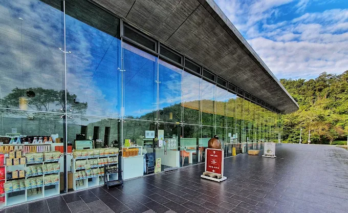 向山遊客中心玻璃帷幕下的販售部陳列在地特色伴手禮
