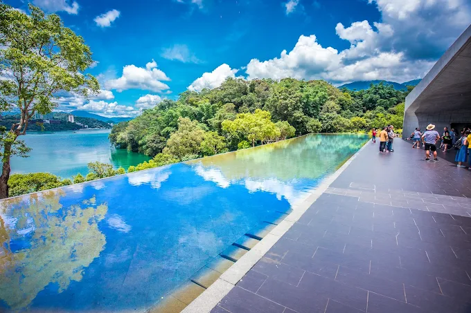 遊客站在向山觀景平台遠眺日月潭與青山綠水
