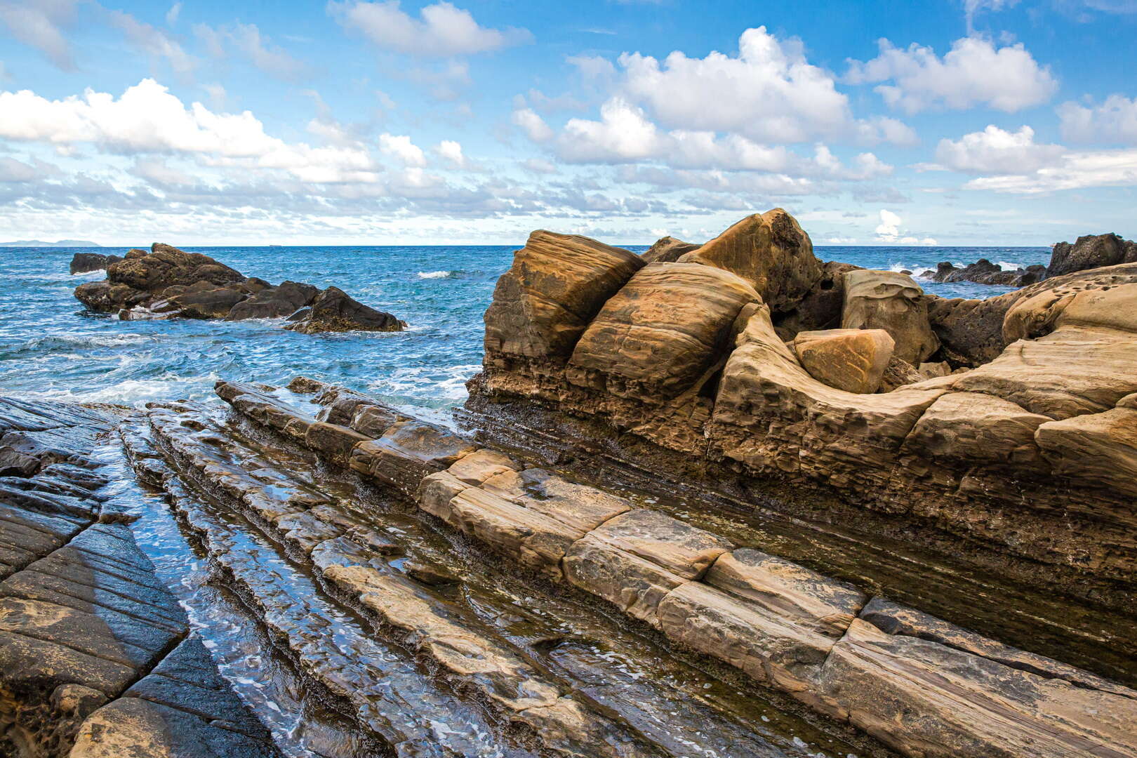 小野柳沿岸特殊岩層與湛藍太平洋海面
