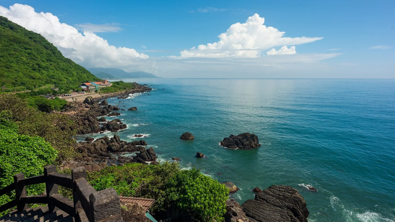 從步道眺望宜蘭北關海潮公園沿岸,藍天碧海與岩岸景觀交織的絕美畫面