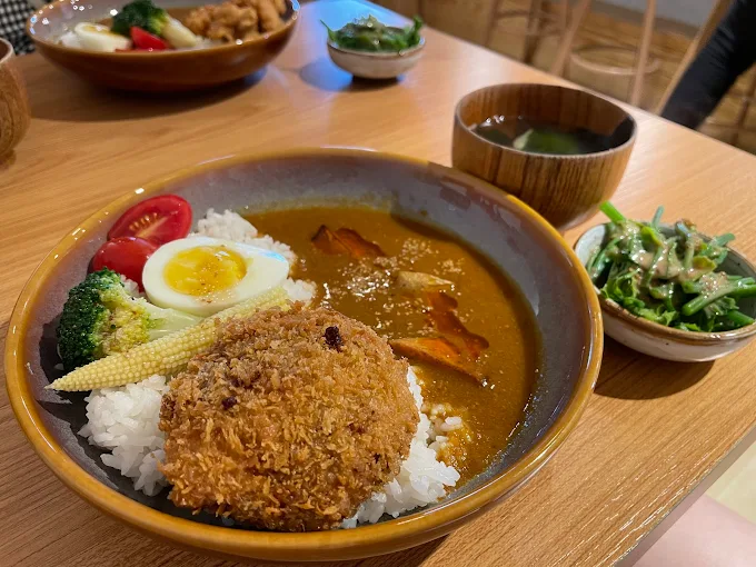 叁拾熟成咖哩的可樂餅與濃郁咖哩飯