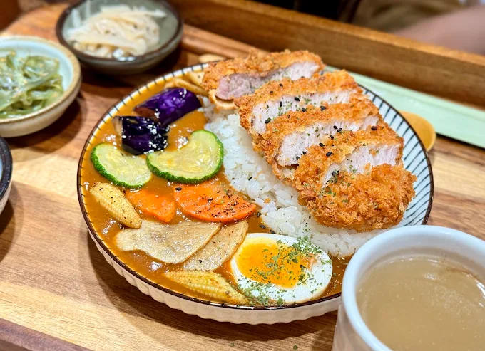厚切軟嫩炸豚肉咖哩定食，金黃豬排搭配濃郁咖哩醬