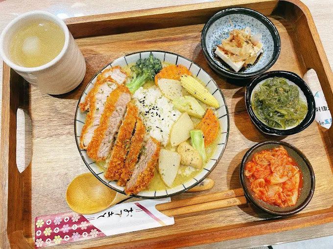 泰式綠咖哩套餐，搭配酥脆炸豬排與濃郁醬汁