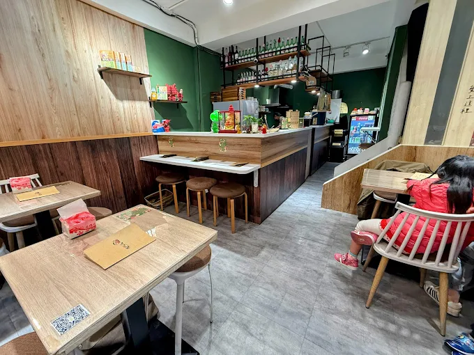 塊肉究派店內用餐環境，木質桌椅呈現溫暖日式風格