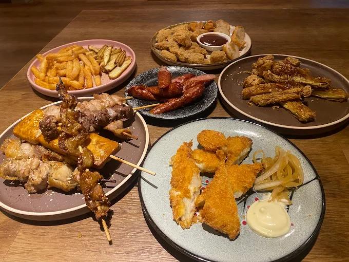 LAZY 1983 餐酒館的豐盛炸物拼盤與小吃