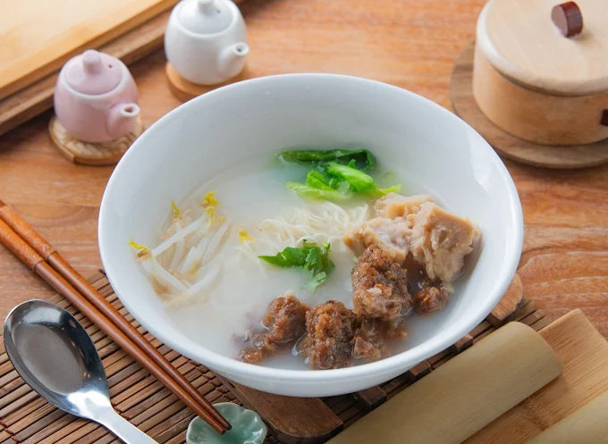 竹東邱記排骨酥麵，招牌排骨酥湯頭濃郁