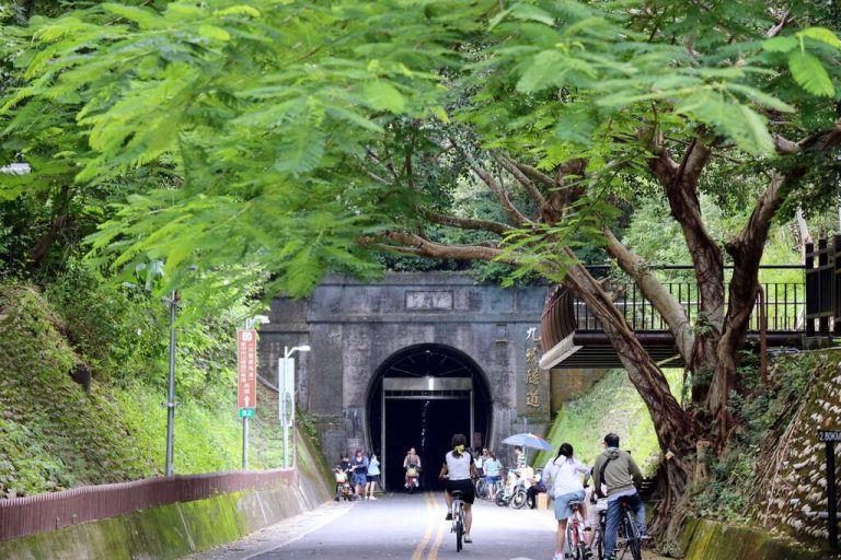 台中景點必訪攻略：探索最美的薰衣草森林與后豐鐵馬道等景點的魅力