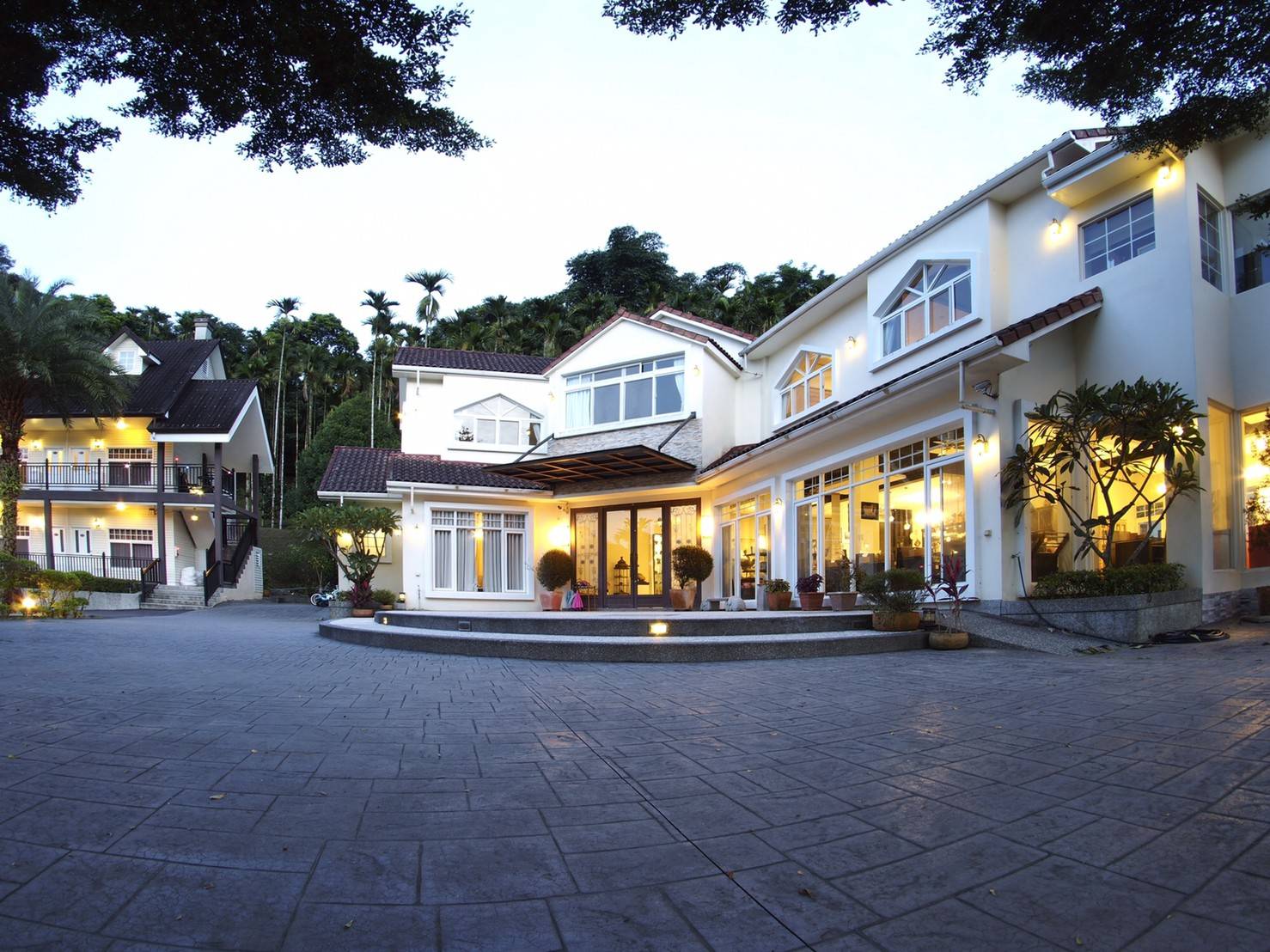 清晨的雲霧繚繞山景