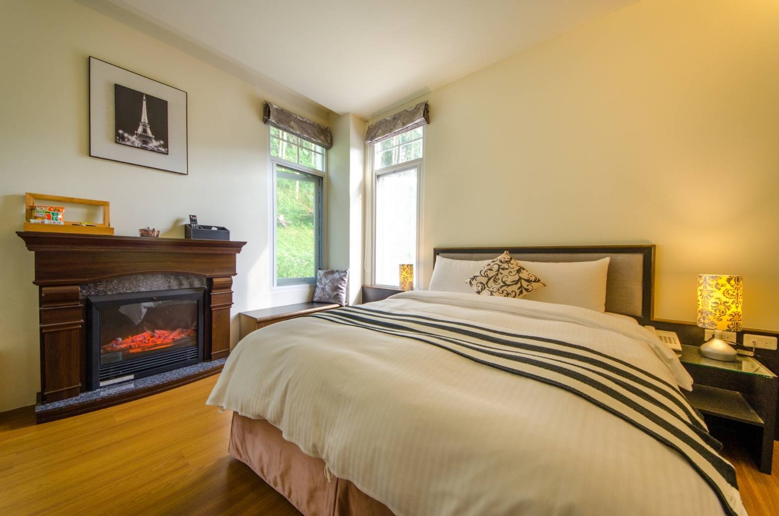 客房窗外的翠綠山景視野