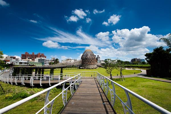 把腳步放慢走一趟嘉義文化散策，穿過花磚與日式庭院感受時間流動