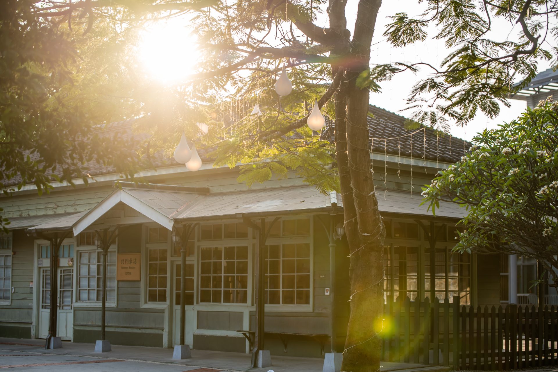 把腳步放慢走一趟嘉義文化散策，穿過花磚與日式庭院感受時間流動