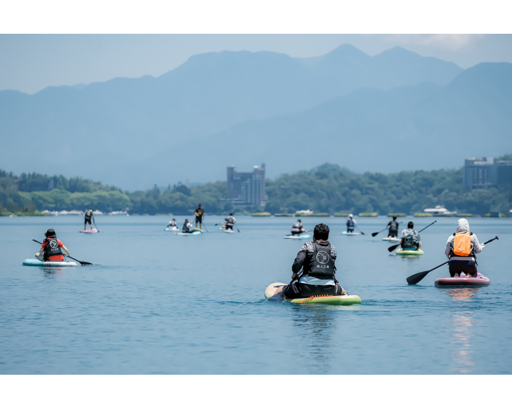日月潭月牙灣 SUP 體驗｜夢幻湖景、夕陽划槳與必玩攻略