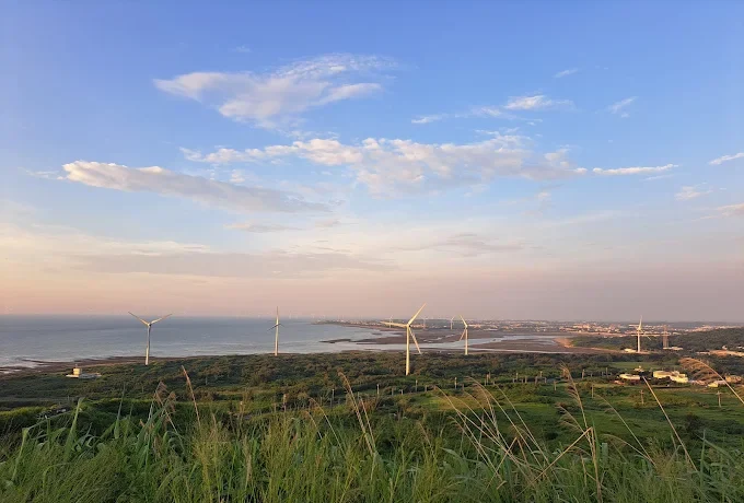 苗栗後龍半天寮好望角海岸景色,風力發電風車與觀海平台