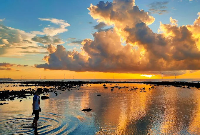 苗栗後龍合歡石滬夕陽景色,潮間帶倒映雲彩與海水