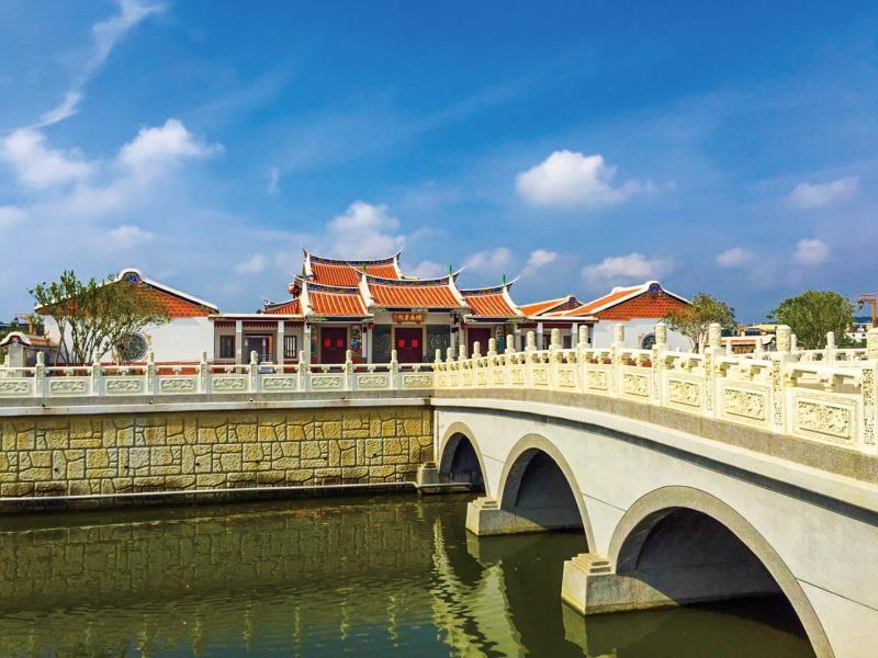 苗栗後龍英才書院古典建築與拱橋景色