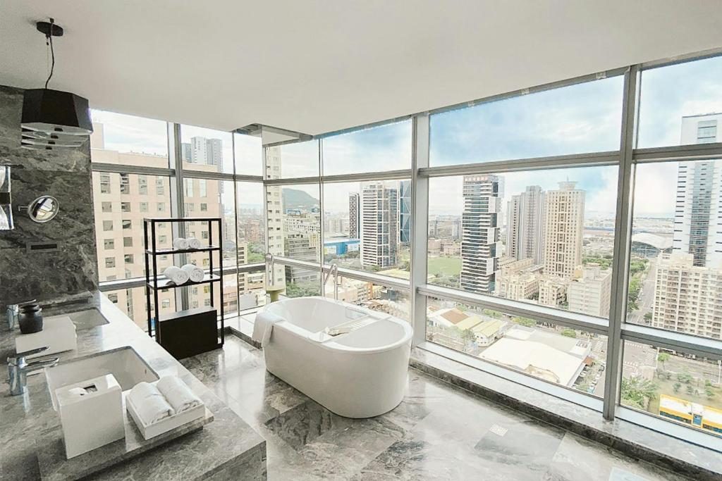 「帶她去高雄吧!」蜜月必住5間夢幻飯店:透明泳池、港景夜景超浪漫