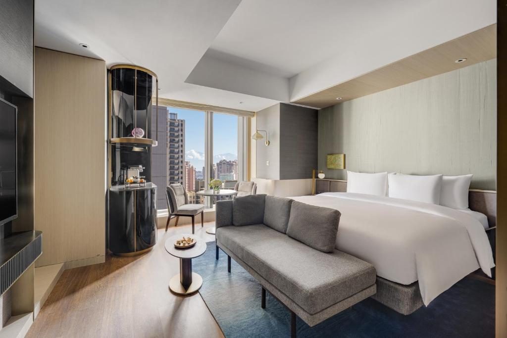 「帶她去高雄吧!」蜜月必住5間夢幻飯店:透明泳池、港景夜景超浪漫