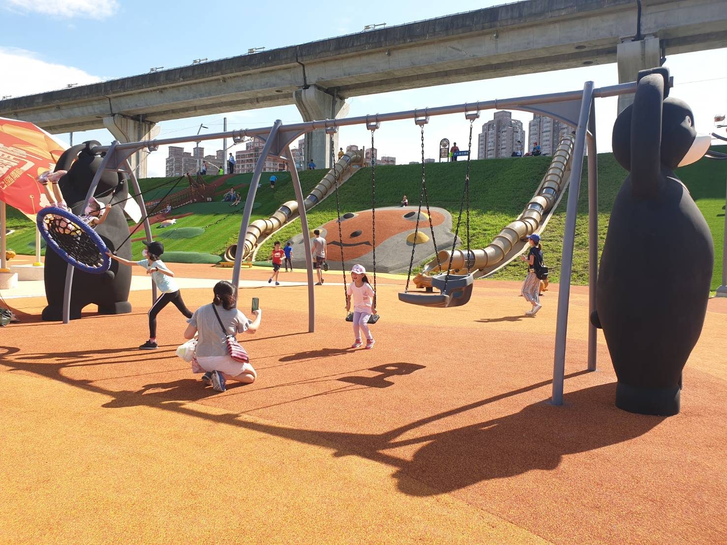 孩子尖叫奔向 7 公尺幸運草溜滑梯！新北大都會公園熊猴森樂園，假日親子放電聖地