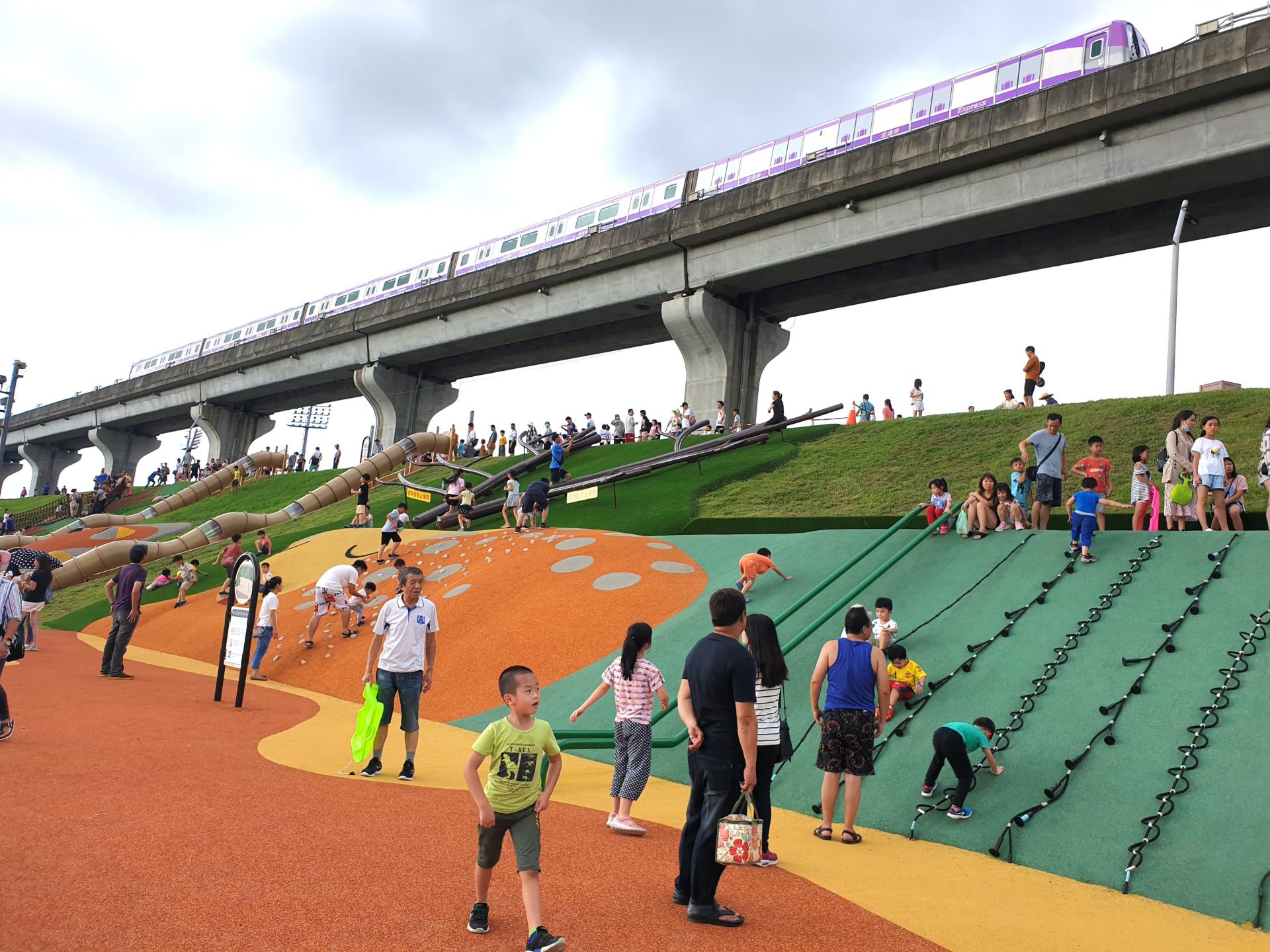 熊猴森樂園內豐富的堤坡滑梯，吸引無數親子家庭前來挑戰探險