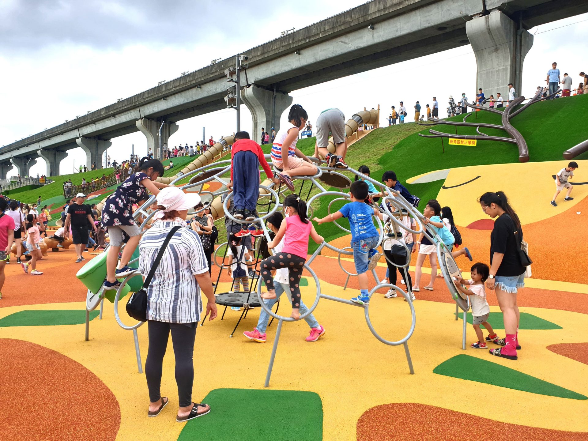 孩子尖叫奔向 7 公尺幸運草溜滑梯！新北大都會公園熊猴森樂園，假日親子放電聖地