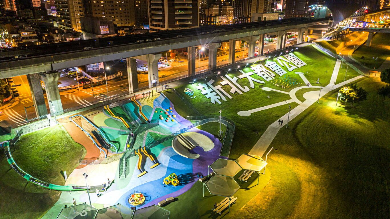 孩子尖叫奔向 7 公尺幸運草溜滑梯！新北大都會公園熊猴森樂園，假日親子放電聖地