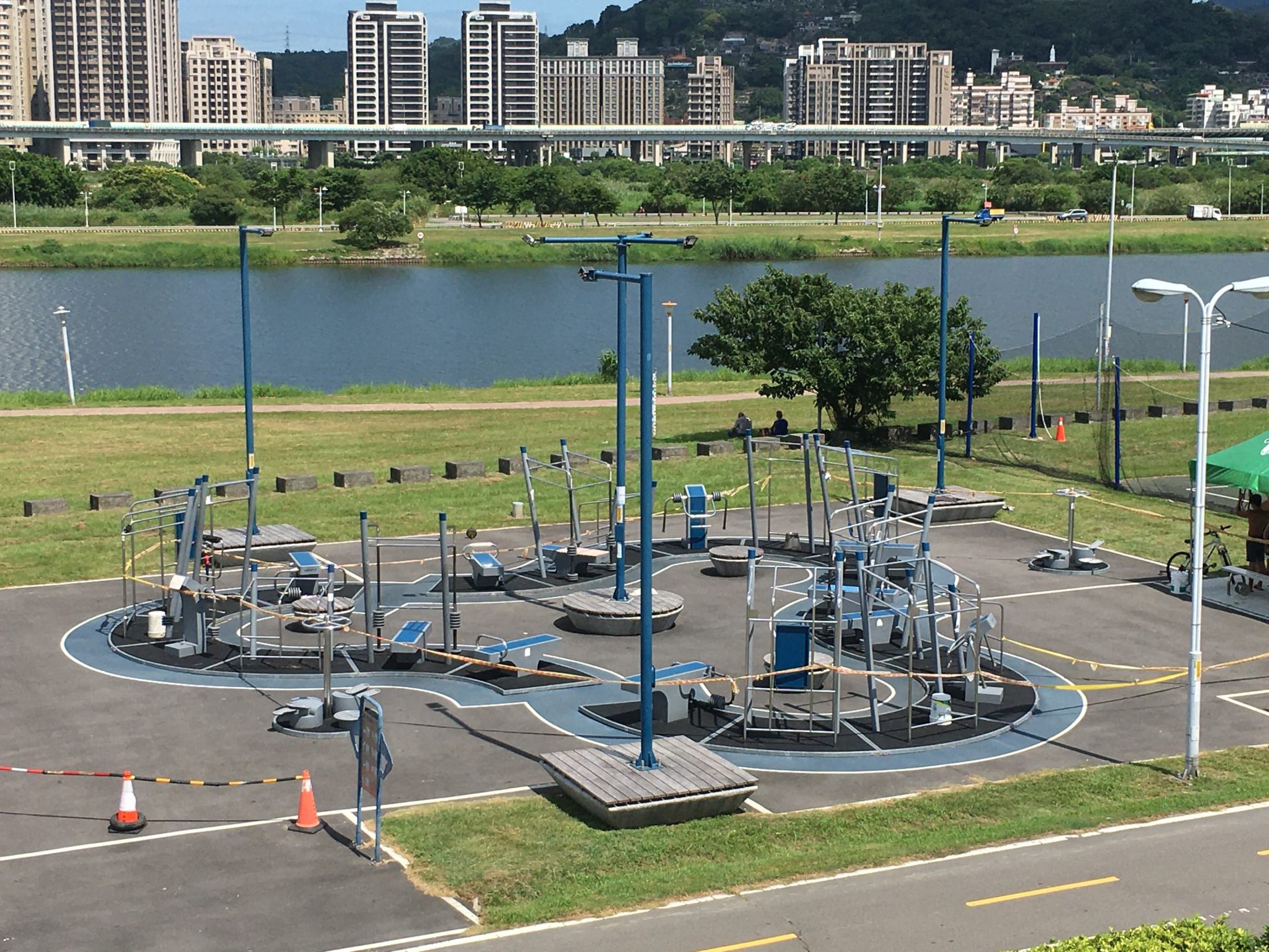 孩子尖叫奔向 7 公尺幸運草溜滑梯！新北大都會公園熊猴森樂園，假日親子放電聖地